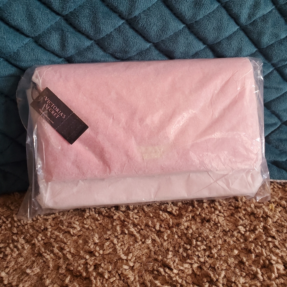 VS Studded V-Quilt Tech Clutch - Picture 4 of 9